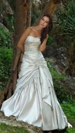Stunning strapless wedding dress 'Pericon' by Roz la Kelin